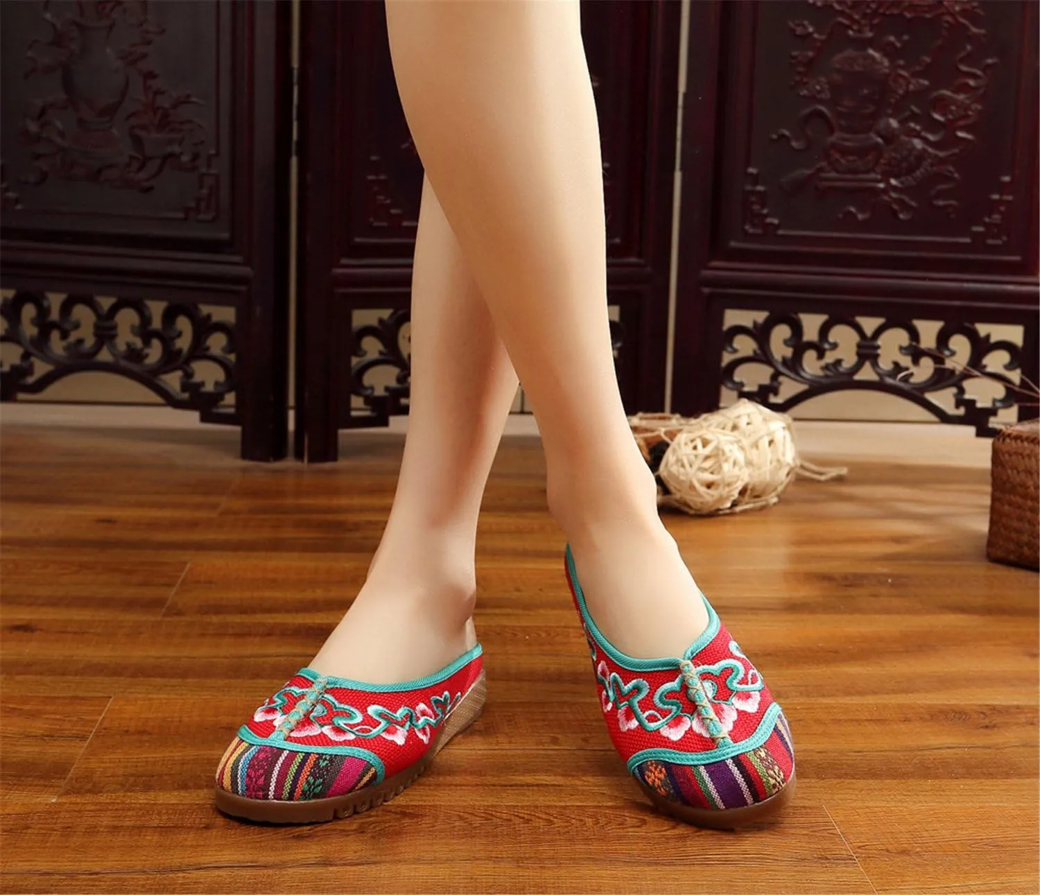 Qhome Women's Floral Embroidery Comfortable Casual Canvas Mules House Slippers Linen Shoes