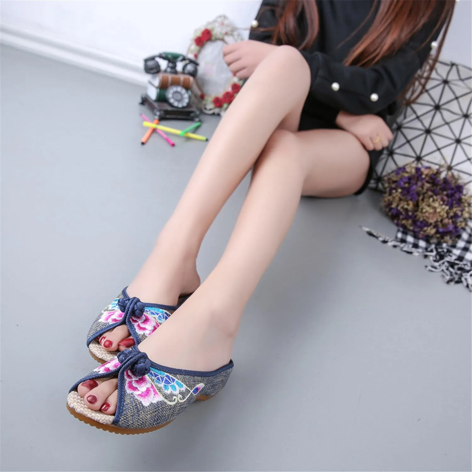 Qhome Women's Floral Embroidery Comfortable Casual Canvas Mules House Slippers Shoes