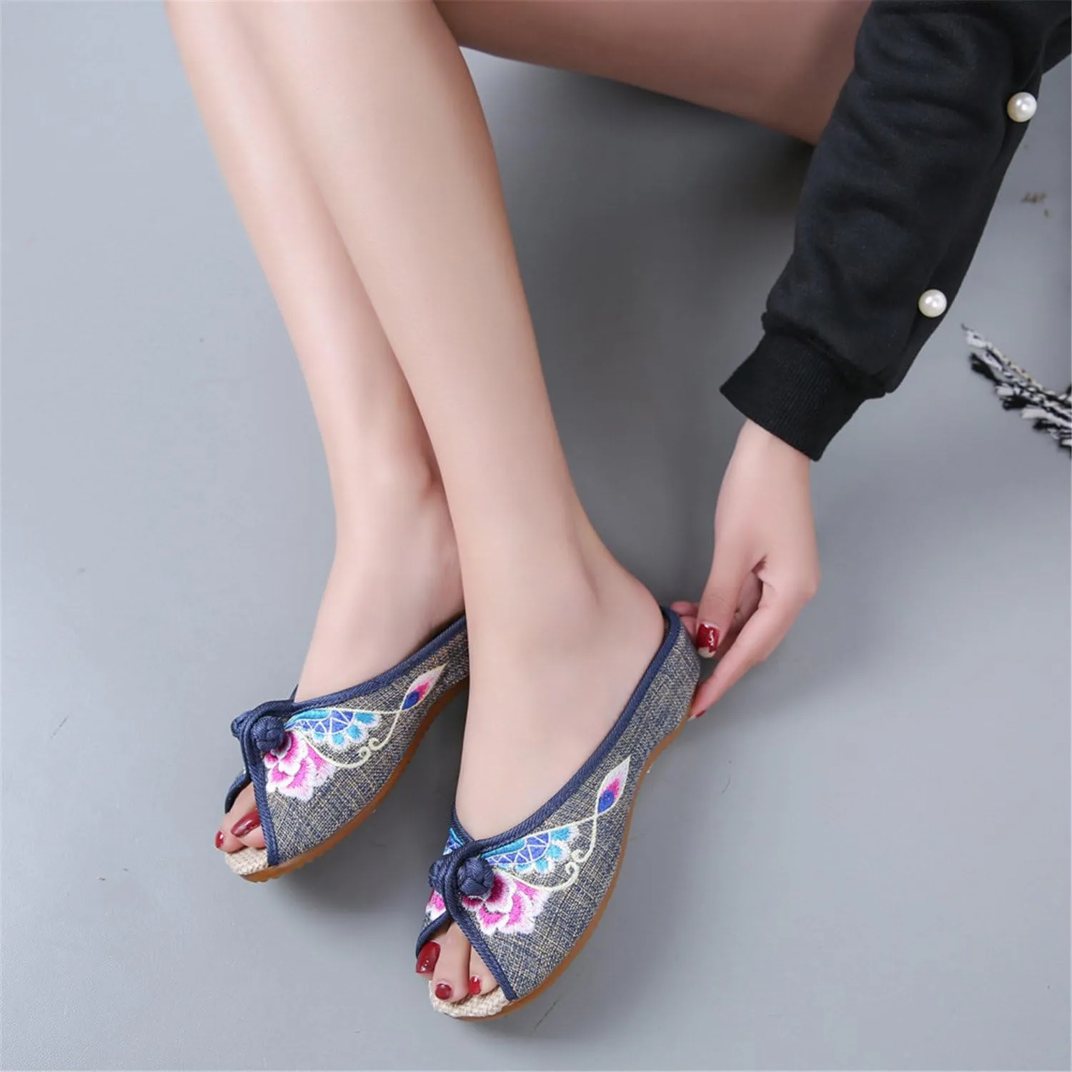 Qhome Women's Floral Embroidery Comfortable Casual Canvas Mules House Slippers Shoes
